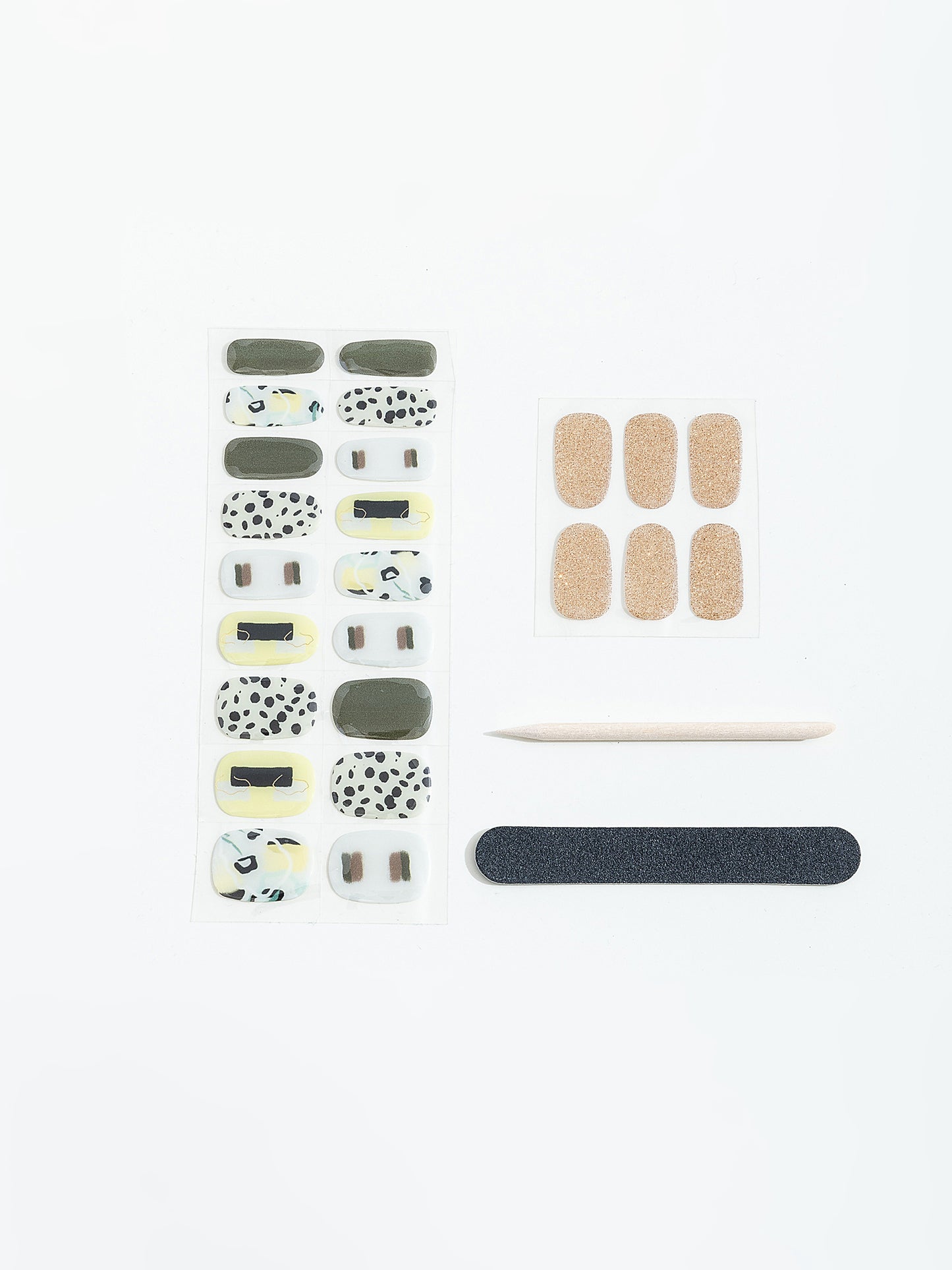 מדבקות לציפורניים בשילוב נקודות