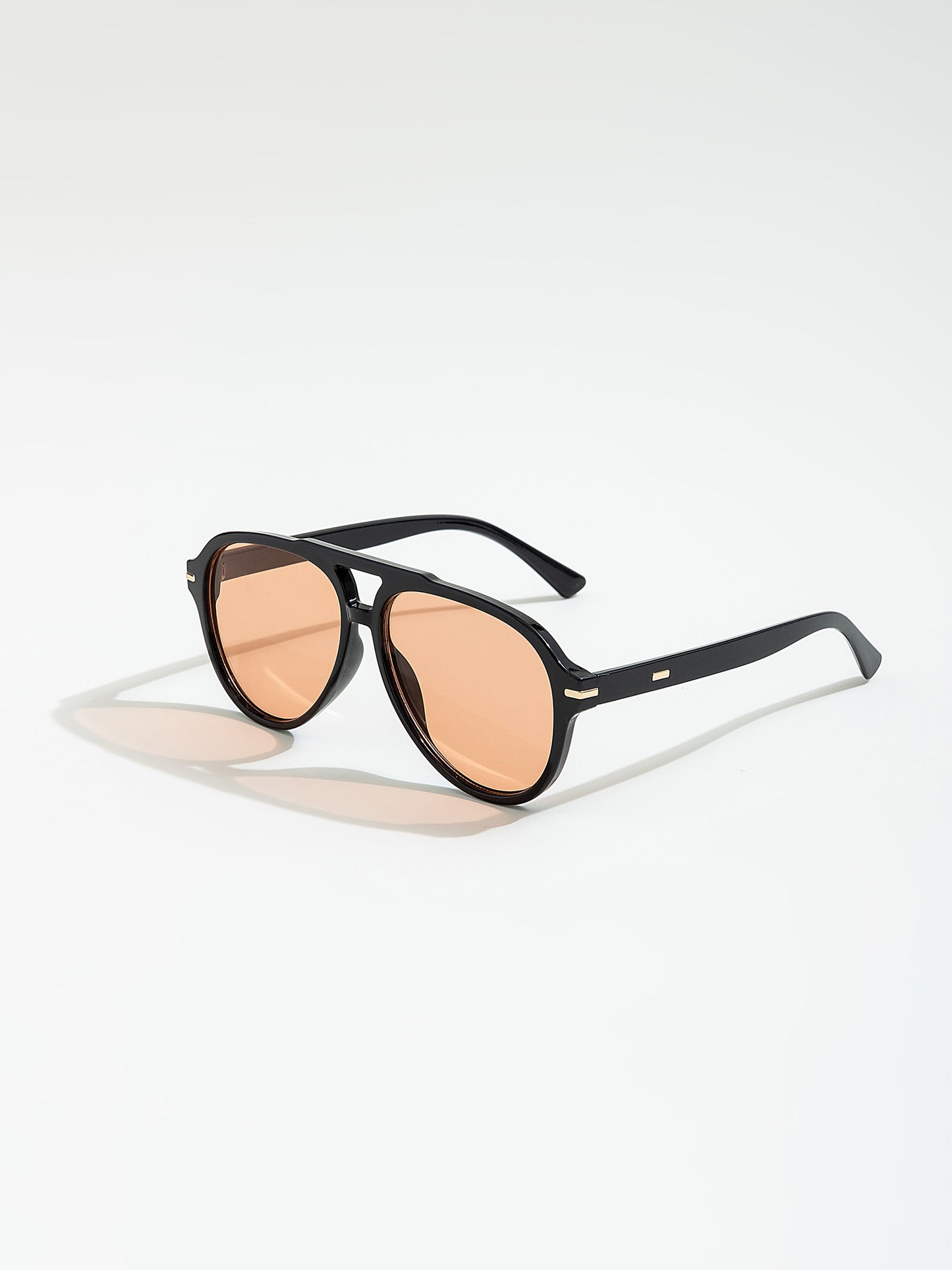 משקפי שמש מסגרת שחורה
