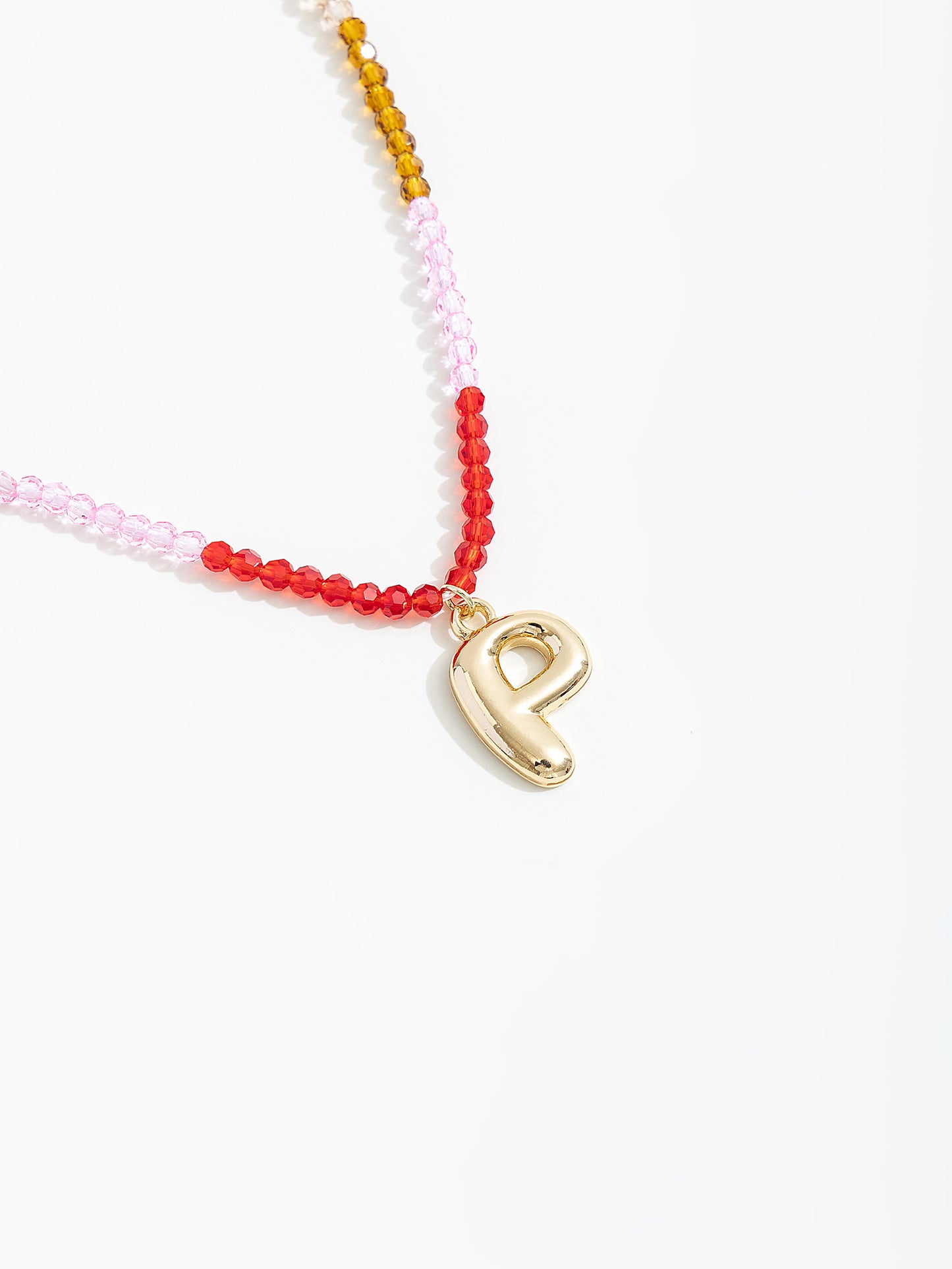 שרשרת חרוזים בשילוב אות P