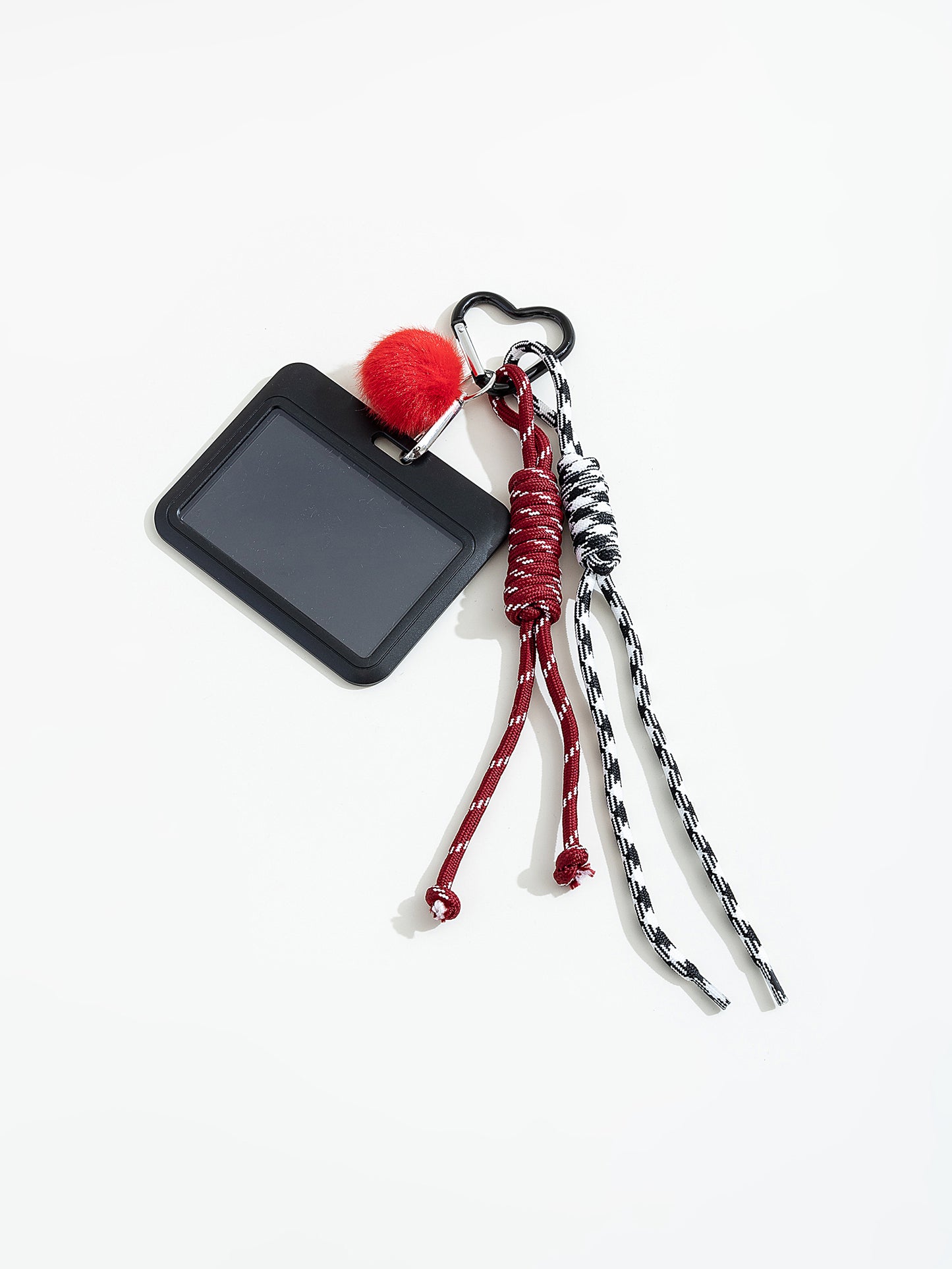 מחזיק מפתחות בשילוב פונפון ותג