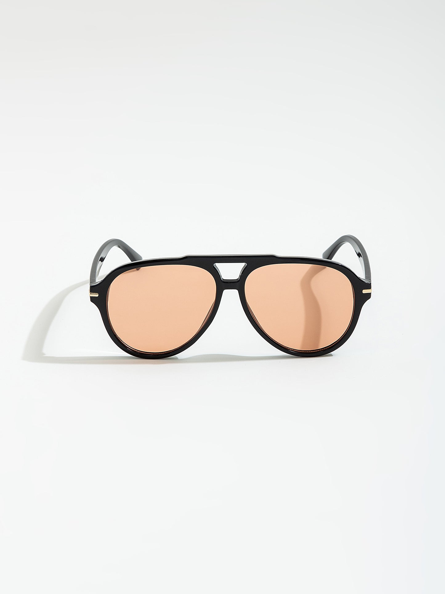 משקפי שמש מסגרת שחורה