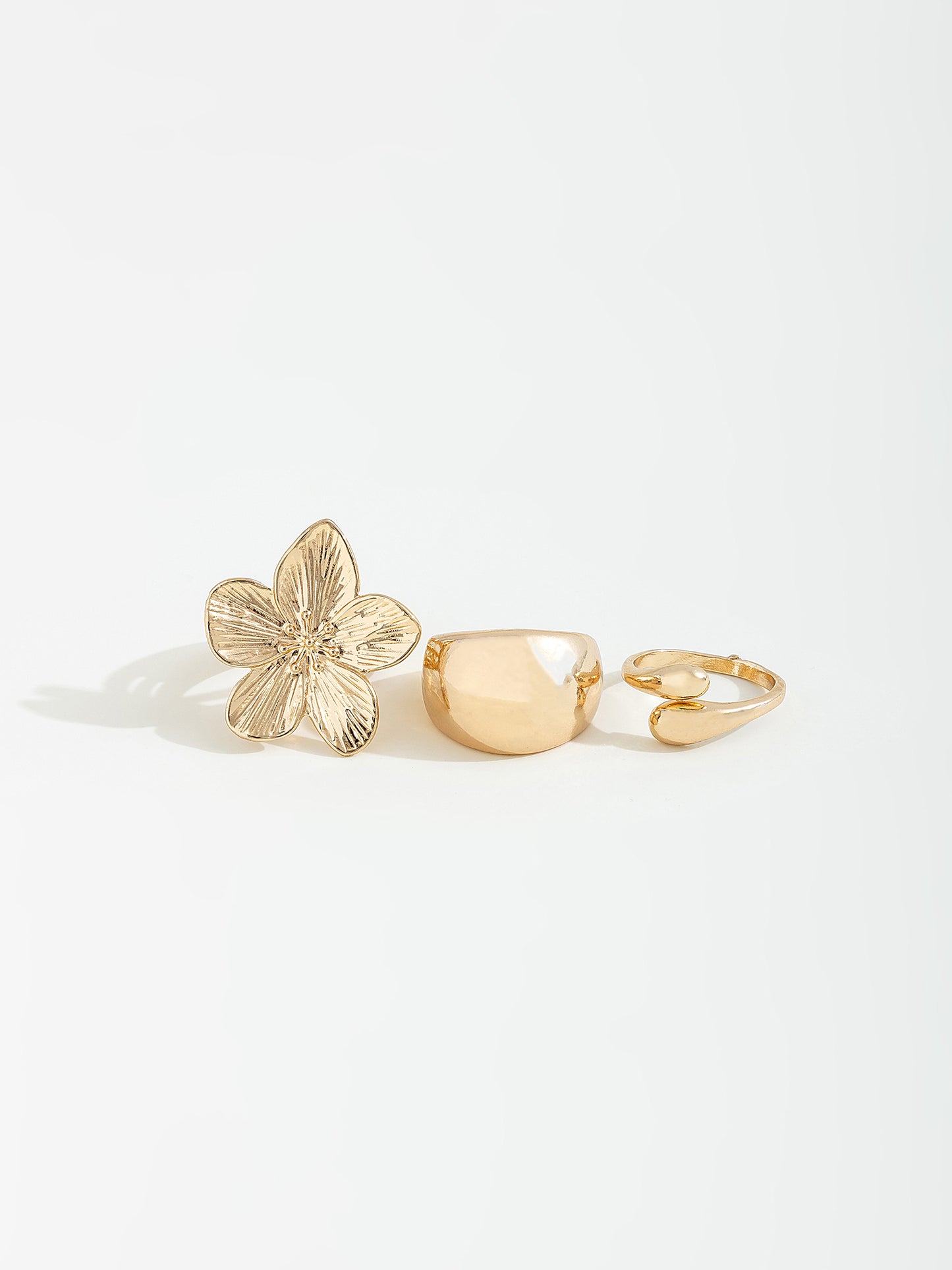 שלישיית טבעות בשילוב פרח