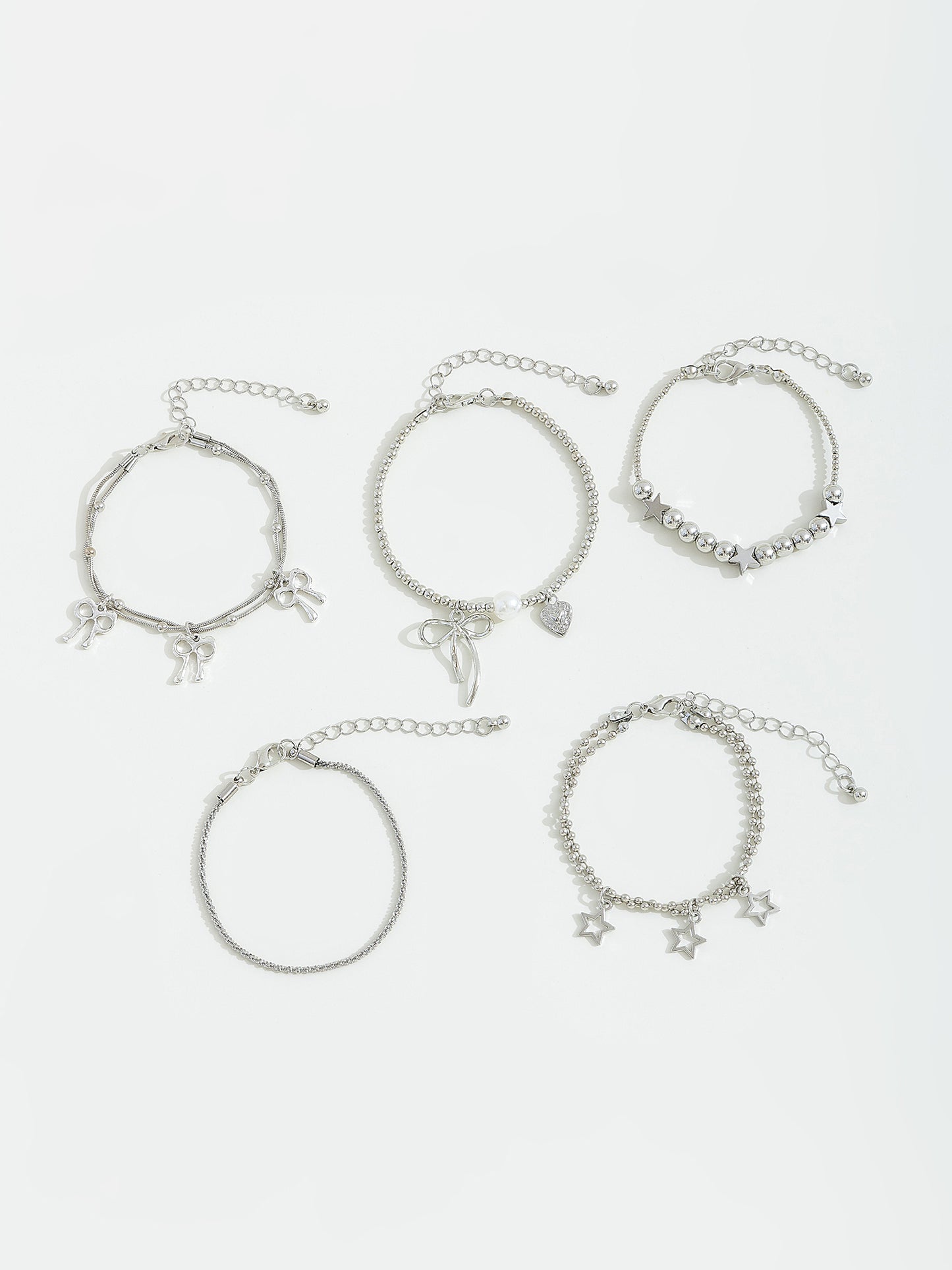 סט צמידים בשילוב חרוזים ופפיונים