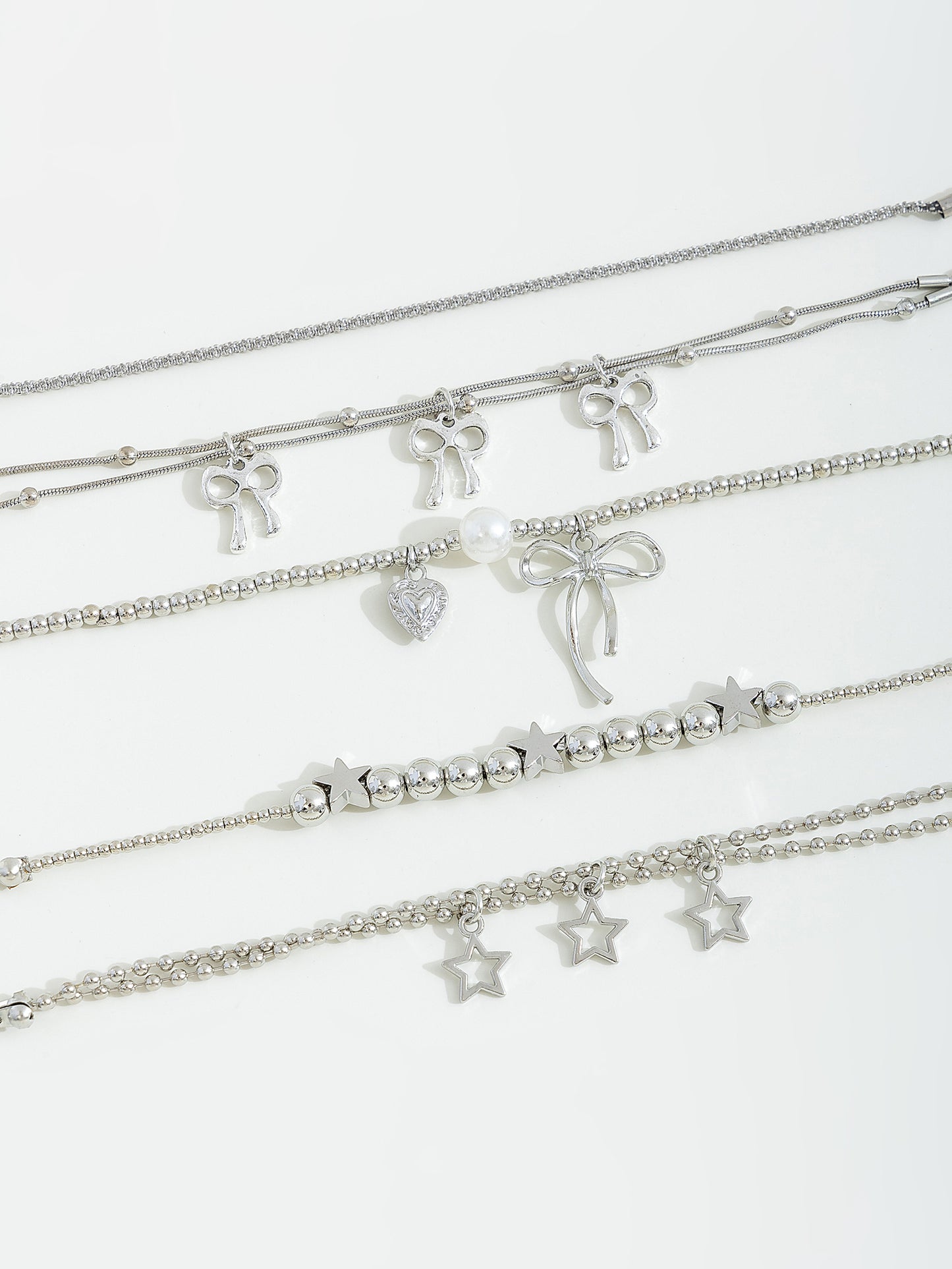 סט צמידים בשילוב חרוזים ופפיונים